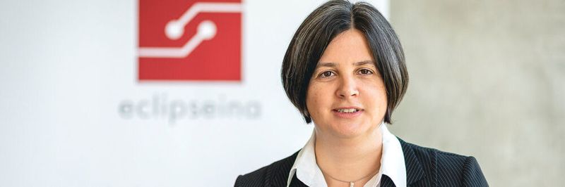 Portrait von Geschäftsführerin Annette Kempf vor der Techbase Regensburg